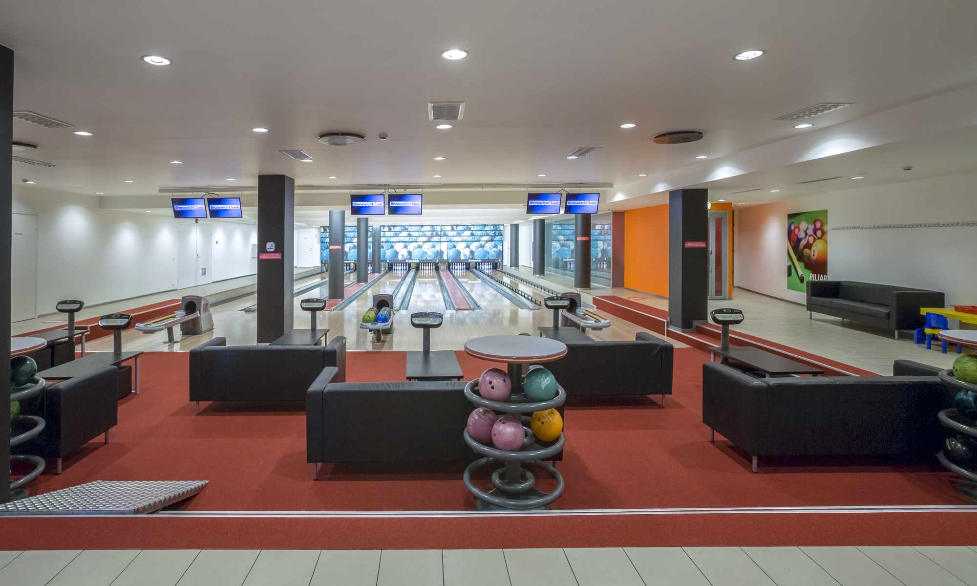 Tervise Paradiisi 0-korrusel ootab kõiki huvilisi 6 rajaga bowlingusaal. Bowlingusaal sobib suurepäraselt sünnipäevade, pidude, firmaürituste ja turniiride pidamiseks. Bowlingumäng on meeldiv ja aktiivne ajaviide. Lisaks kuuliveeretamisele saate nautida ka maitsvaid suupisteid ja karastavaid jooke.
